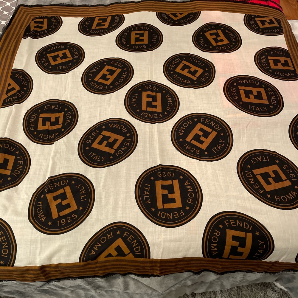 Fendi X Large scarf excellent condition Preloved SIZE 52X52 inches . She’s beaut